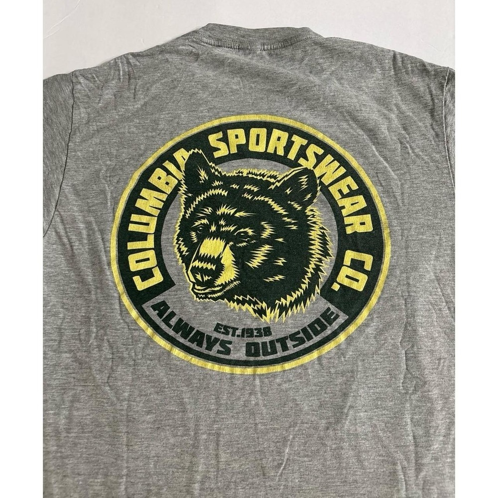Columbia Gray Graphic T-Shirt (Medium) Graphic of Bear on back